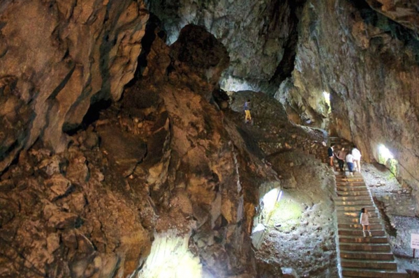 Nippara_Cave_-_panoramio.jpg